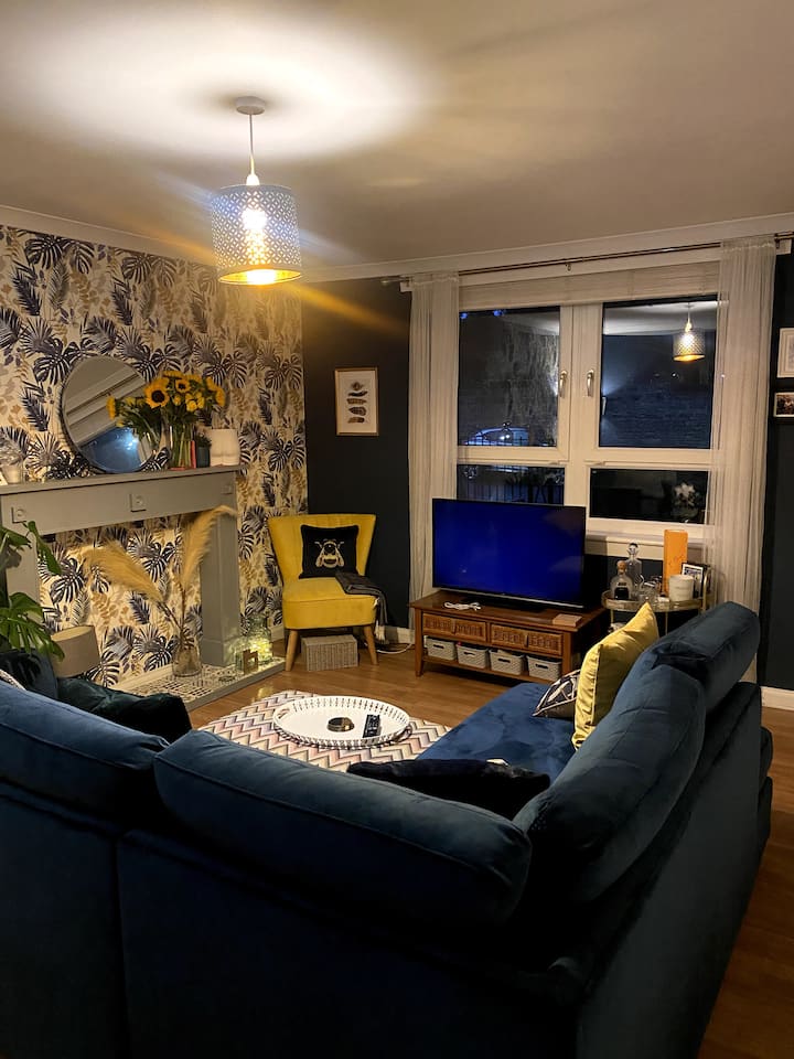 Immaculate 2 Bedroom Flat With On Street Parking - Glasgow