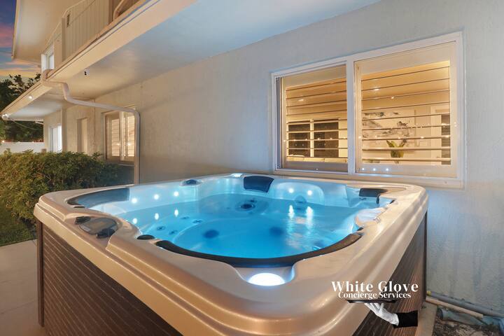 Designer 6BR GameRM Pool Jacuzzi 10 Min To Beach gallery image 4