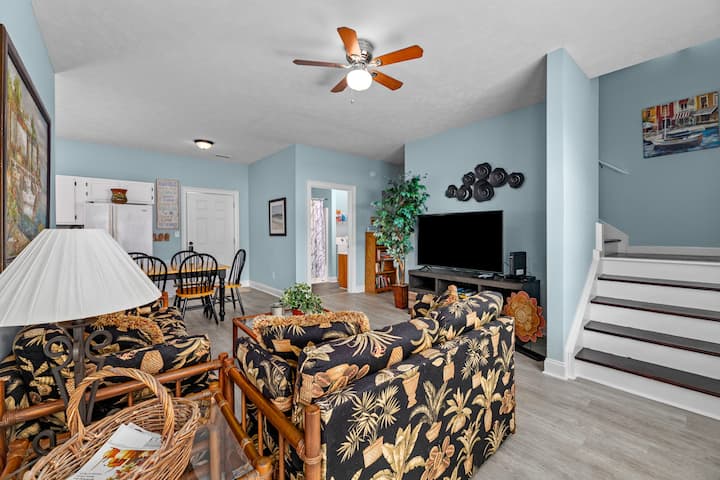 พื้นที่นั่งเล่นที่สะดวกสบายพร้อมสมาร์ททีวีขนาดใหญ่  โต๊ะรับประทานอาหารพร้อมที่นั่งสำหรับ 6 คนและนำไปสู่ห้องครัวที่มีเฟอร์นิเจอร์ครบครัน 

นอร์ธไมร์เทิลบีช - มหาสมุทรชายหาดสระว่ายน้ำเหมาะสำหรับสัตว์เลี้ยงครอบครัวกอล์ฟบ้านคอนโดส่วนตัว
