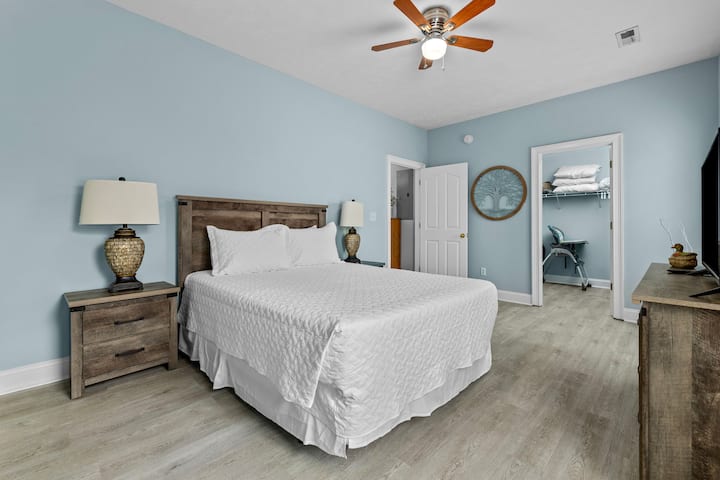 ห้องนอน 1 ตั้งอยู่ที่ชั้น 1 พร้อมตู้เสื้อผ้าขนาดใหญ่แบบวอล์คอินและสมาร์ททีวี

นอร์ธไมร์เทิลบีช - มหาสมุทรชายหาดสระว่ายน้ำเหมาะสำหรับสัตว์เลี้ยงครอบครัวกอล์ฟบ้านคอนโดส่วนตัว
