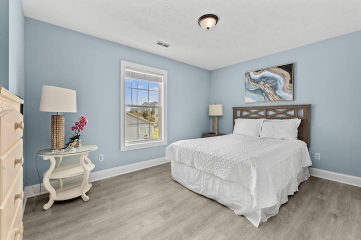 เตียงควีนไซส์ตั้งอยู่บนชั้น 2 ของบ้านเรา 

นอร์ธไมร์เทิลบีช - มหาสมุทรชายหาดสระว่ายน้ำเหมาะสำหรับสัตว์เลี้ยงครอบครัวกอล์ฟบ้านคอนโดส่วนตัว
