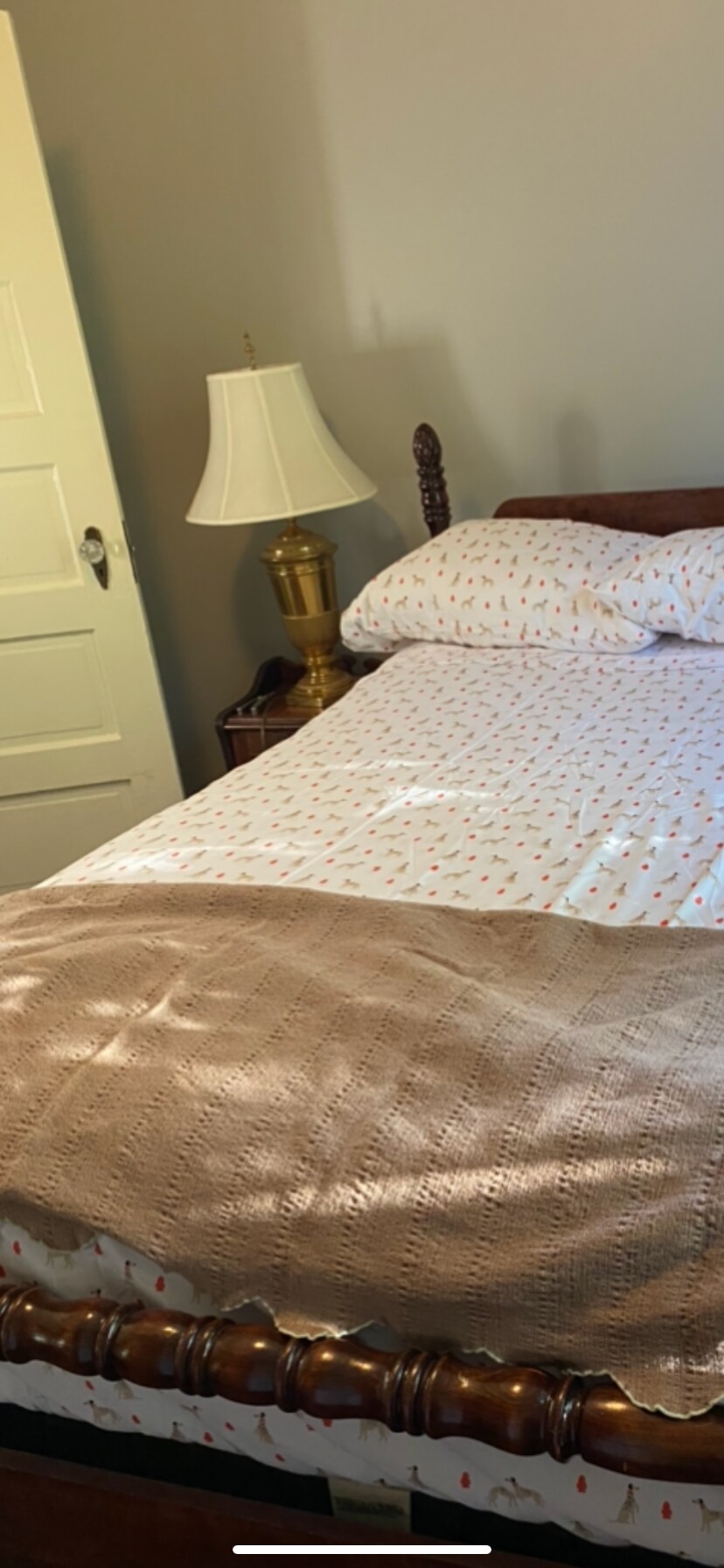 Საძინებელი ოთახი   ( ჯამში: 2 საძინებელი და ლოფტი სრული ზომის საწოლით) 
Ამ საძინებელში არის ანტიკვარული ანანასის საწოლი.  Აქ არის დიდი არმუარი და ანტიკვარული ხალიჩები და ხელოვნება.