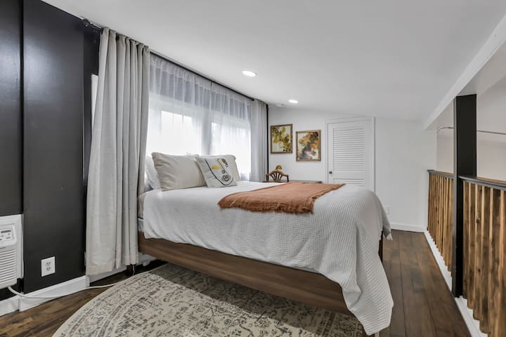 ตู้เสื้อผ้า 2 ตู้โต๊ะทำงาน 