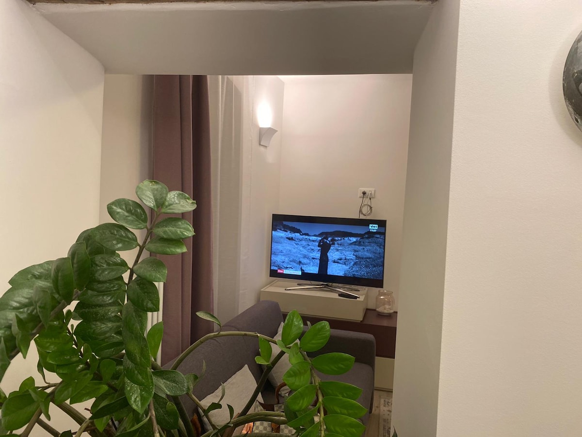 พื้นที่พักผ่อนพร้อมโซฟาขนาดใหญ่ที่สามารถเปลี่ยนเป็นเตียงคู่ที่สะดวกสบายสมาร์ททีวีที่เชื่อมต่อกับ Wi-Fi...