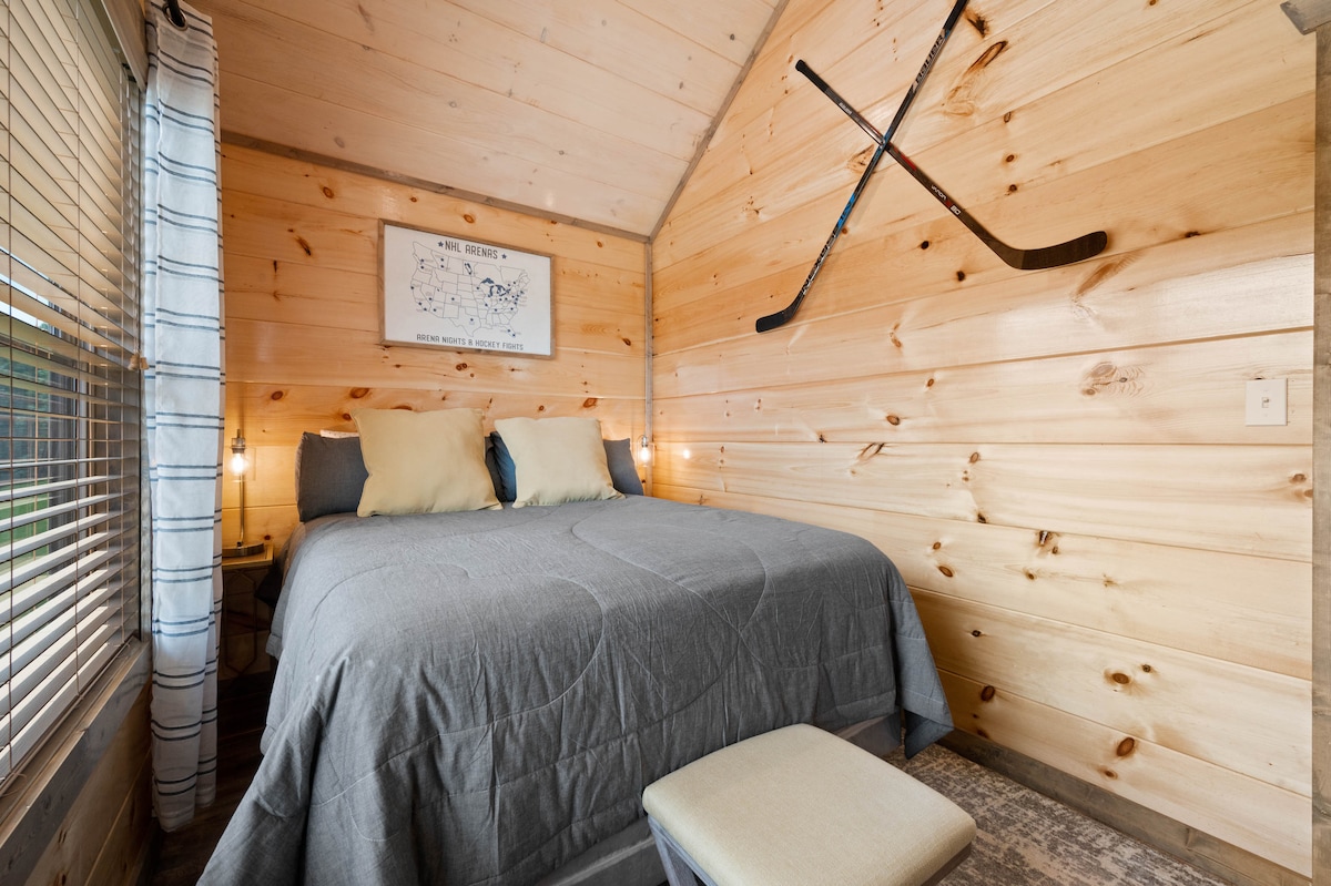 غرفة نوم "هوكي" في الطابق الثاني | سرير بحجم كبير | تلفزيون ذكي