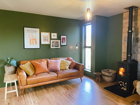 Secluded waterfront new-build - 5min walk to beach