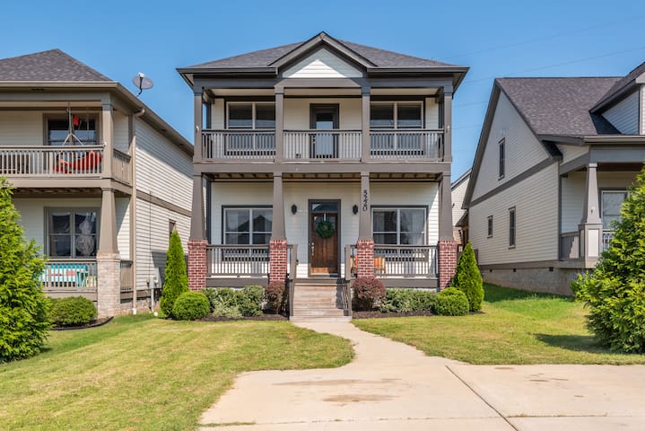 NEW Nations Station | Large Yard | 10 min to Dwtn