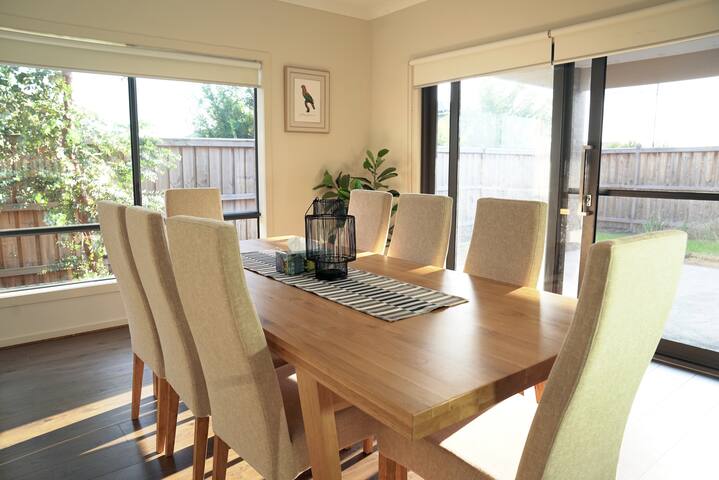 Modern Homly 6BRM House for Big Group at Pakenham