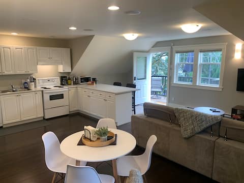 Beautiful 1 bed Carriage House in Saanich West