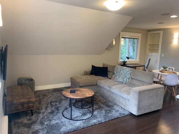 Beautiful 1 Bed Carriage House In Saanich West - Langford