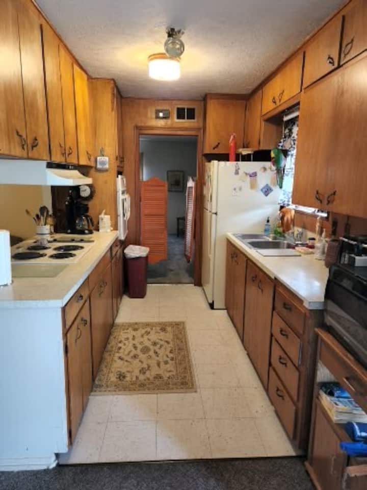 2-bedroom Home W/front Porch, Backyard And Patio - Bartlesville, OK