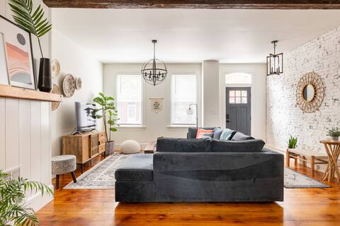 Charming Downtown Row Home w/ Hot Tub