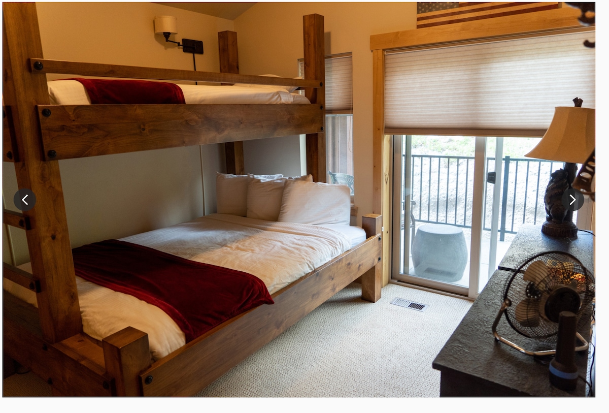 Soba na kat s punim krevetom i bračnim krevetom.