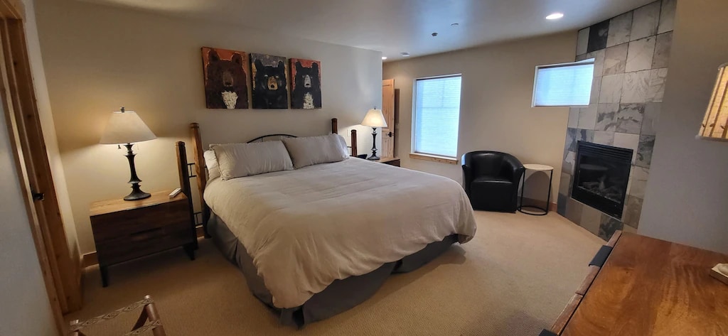 Ogromna spavaća soba s kaminom i velikim ormarom.