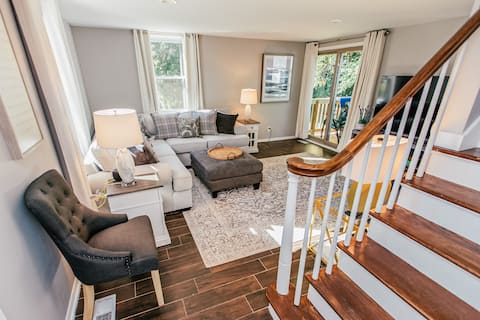Comfortable & Cozy Downtown St. Charles Home