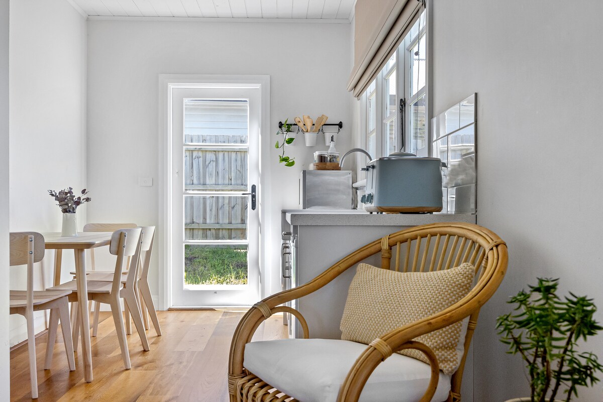 Successful Airbnb property: A Beach Box in Rye: Hot Springs, Wineries, Beaches in Rye