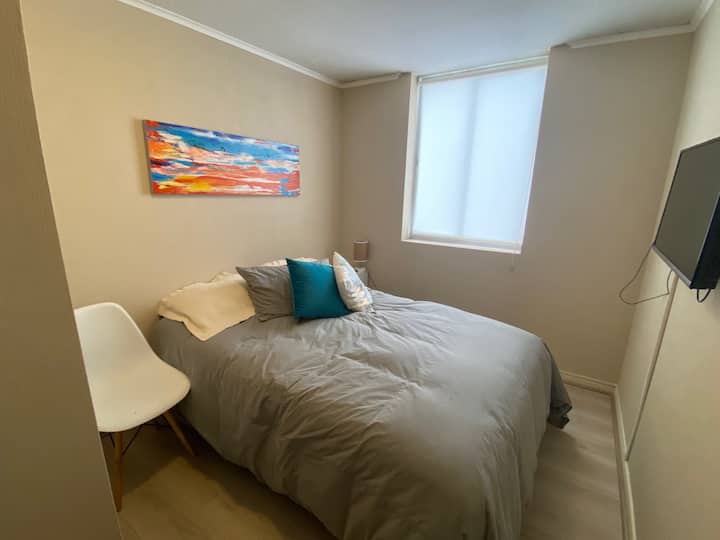 غرفة نوم 3 بسرير بمقعدين وتلفزيون مع Roku  