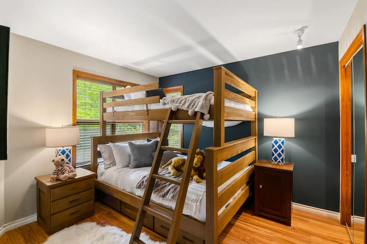 חדר שינה שני עם מיטת קווין בונקר 