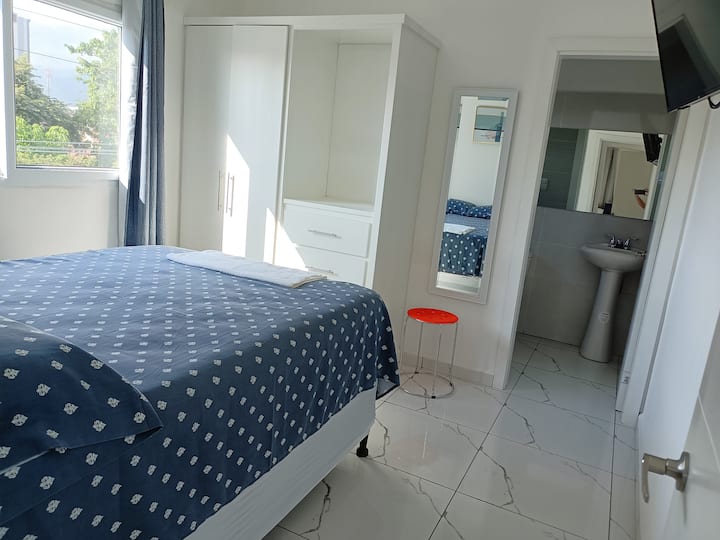 Soba  1 Glavna s kaljenim staklenim prozorom, TV-om 40 s kabelskim internetom - Wi-Fi, klima-uređajem i garderobom s vješalicama. S kupaonicom s lijepim španjolskim porculanskim završnim obradama, pravokutna tuš-kabina - vrsta kiše, topla voda. 