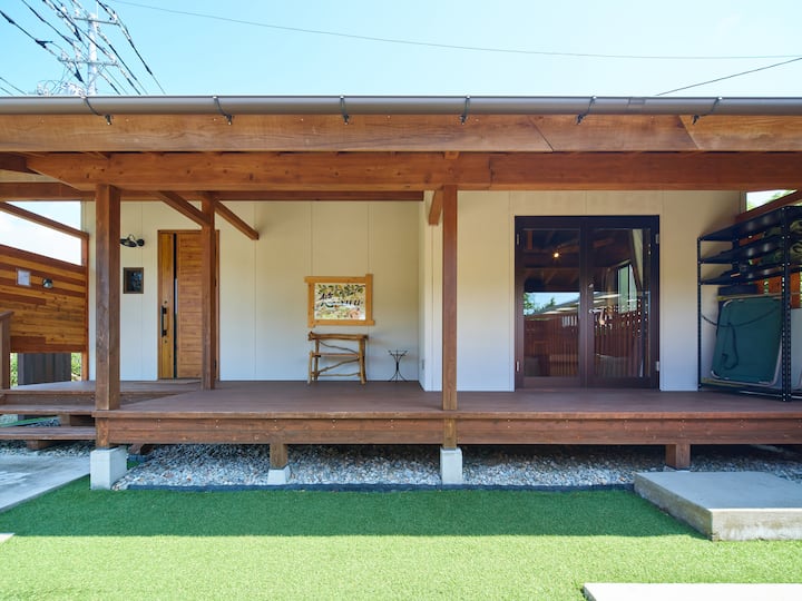 Yu Nasu: A stylish compact house in a plateau that takes advantage of the warm wood, with BBQ rental!