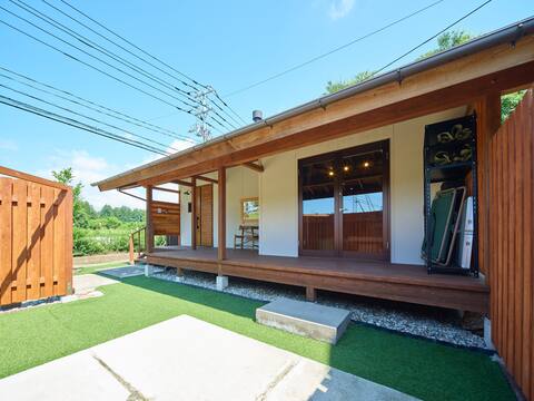 Yu Nasu: A stylish compact house in a plateau that takes advantage of the warm wood, with BBQ rental!