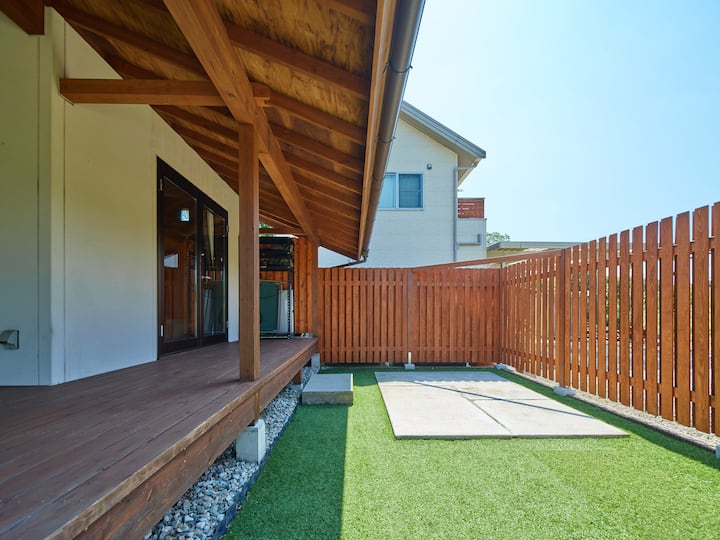 Yu Nasu: A stylish compact house in a plateau that takes advantage of the warm wood, with BBQ rental!