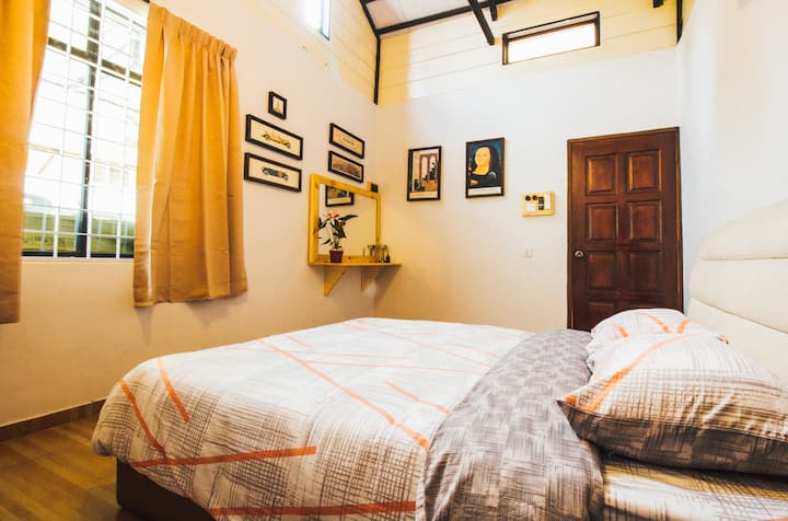Dormitorio 4 (planta baja) : cama queen con baño privado