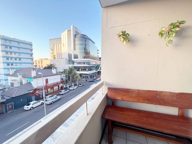 Sunny Sea Point apartment, Regent road. gallery image 3