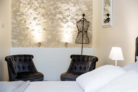 Le Carré Pourpre Charming cottage with pool