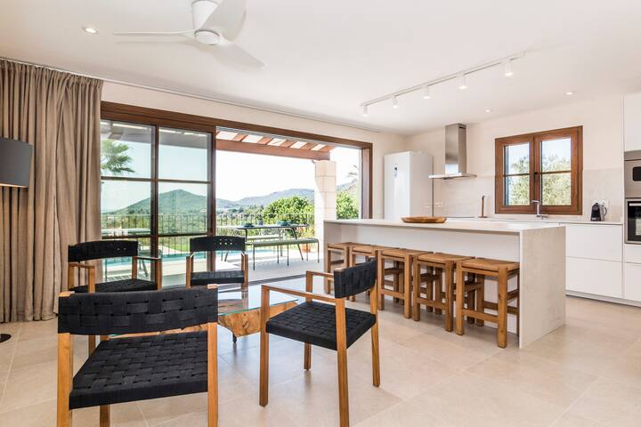 Luxury Villa Overlooking Sea gallery image 5