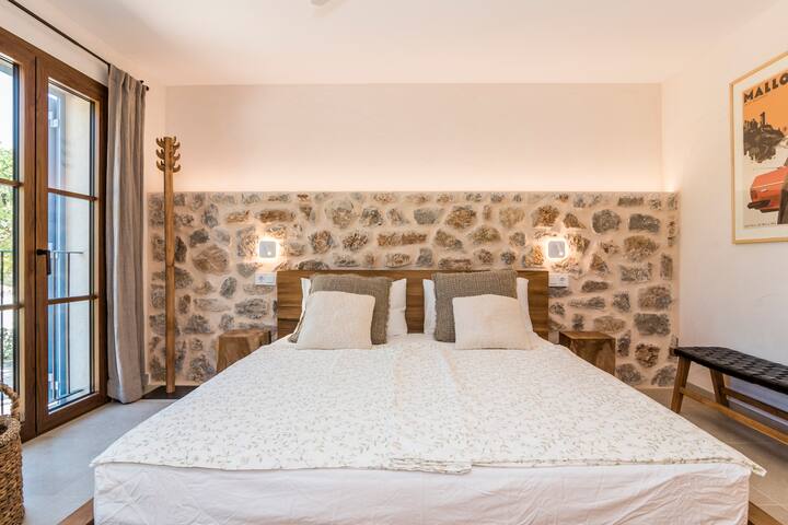 Luxury Villa Overlooking Sea gallery image 2