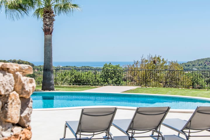 Luxury Villa Overlooking Sea