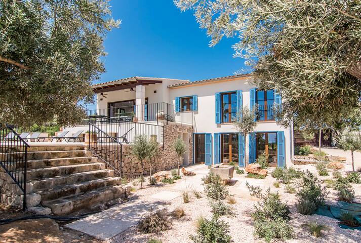 Luxury Villa Overlooking Sea gallery image 3