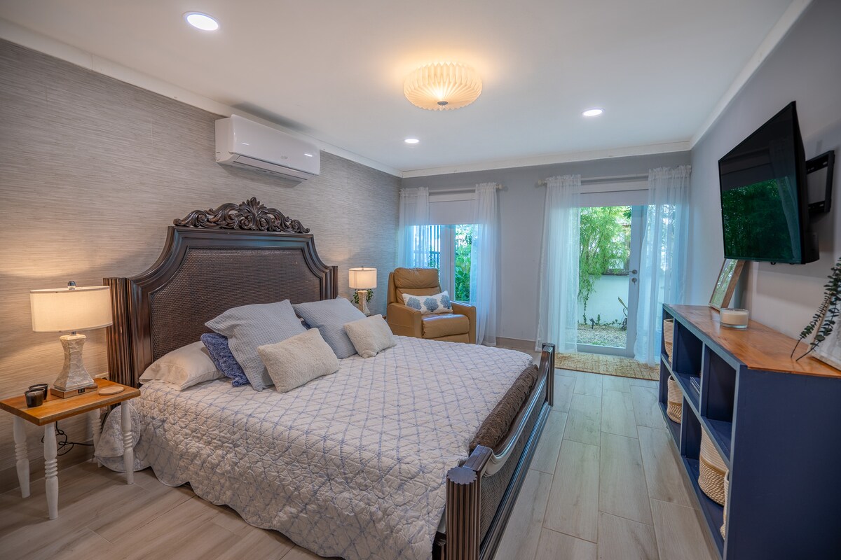 นี่คือวิวเตียงคิงไซส์หลักใช่ที่นอนนี้สบายสุดๆ! เครื่องหนังอิตาลีเหมาะสำหรับการอ่านหนังสือหรือพักผ่อน (ห่างจากครอบครัว/กลุ่มของคุณ) หลังจากไปชายหาดมาทั้งวัน 