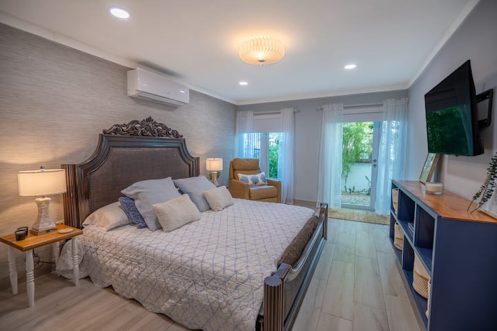 Dit is de weergave van het primaire kingsize bed. Ja, dit matras is super comfortabel! De Italiaanse leren fauteuil is perfect om te lezen of te rusten(weg van je familie/groep) na een lange dag op het strand. 