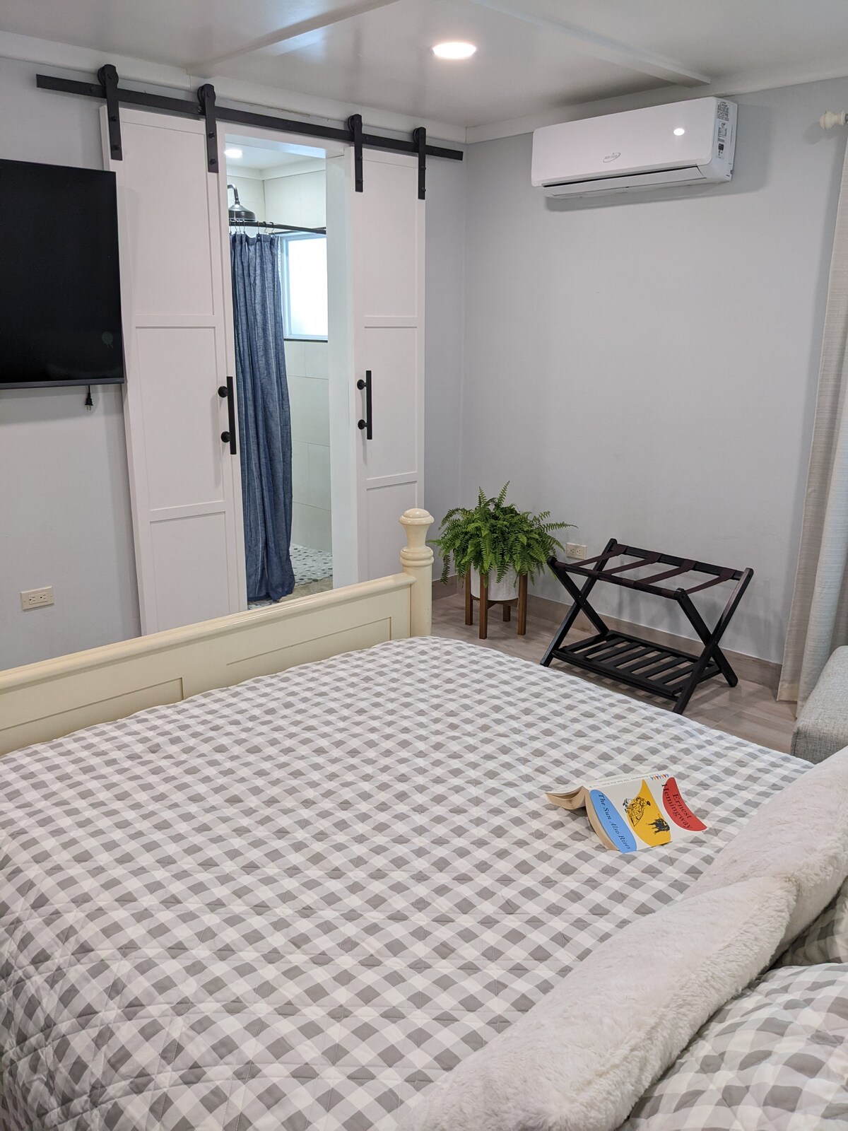 นี่คือวิวของห้องนอนที่ 2 ที่ชั้น 1 เนื่องจากมีการถ่ายภาพนี้เราได้เพิ่มโต๊ะแต่งหน้า/โต๊ะทำงานที่ชั้นวางกระเป๋าเดินทางอยู่ เตียงควีนไซส์นี้สบายมาก! นอกจากนี้ยังสามารถปรับเตียงได้ (ในกรณีที่คุณต้องการยกเตียงขึ้นเพื่ออ่าน)