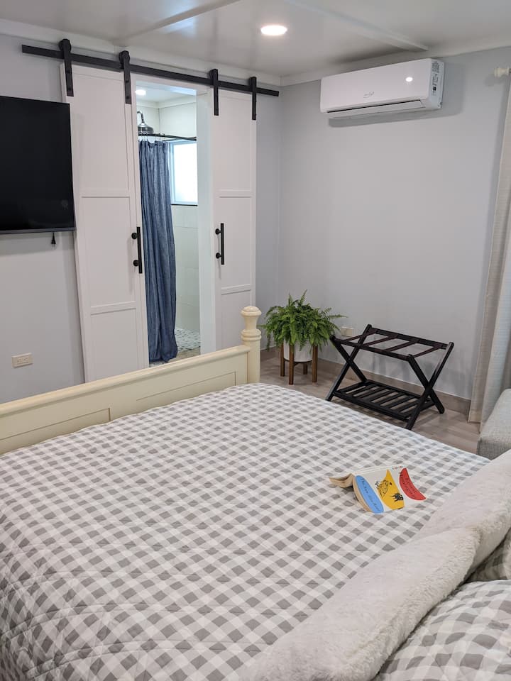 Dit is de weergave van de 2e slaapkamer op de 1e verdieping. Omdat deze foto is genomen hebben we een make-uptafel/bureau toegevoegd waar het bagagerek is. Dit queensize bed is ERG comfortabel! Het bed is ook verstelbaar(voor het geval je het wilt optillen om te lezen).