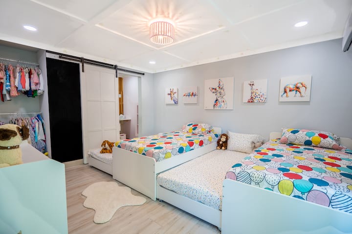 Dit is het uitzicht op de meisjeskamer bij de ingang met de uitschuifbare broodjes. Super makkelijk om te doen. We hebben hun kleding uitgetrokken terwijl we die aan jou aanbieden. 