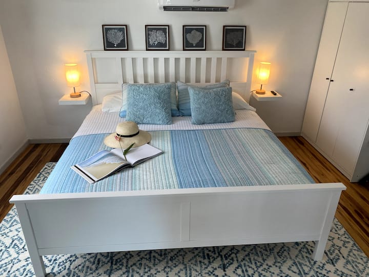 Hier hebben we het super duper comfortabele Coral Suite King bed. Een ding waar je op kunt rekenen met ons huis is super comfortabel met de bedden en beddengoed. We hebben immers 8 uur geslapen(als je geen jonge kinderen hebt), kunnen we net zo goed het beste krijgen!