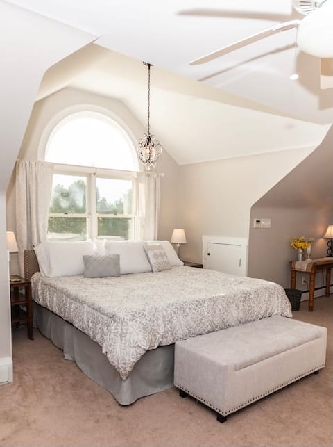 Scenic, private 2 room-guest suite, near Bel Air