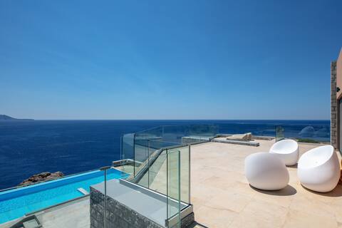 Seafront luxury villa,infinity pool & devine views