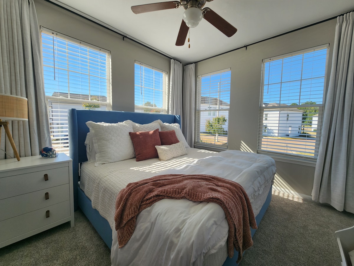 2nd Flr Blue Bed King Suite s vlastným poschodím až stropnými závesmi!