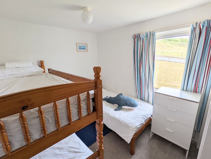 غرفة نوم ثانية بسريرين وسرير واحد.