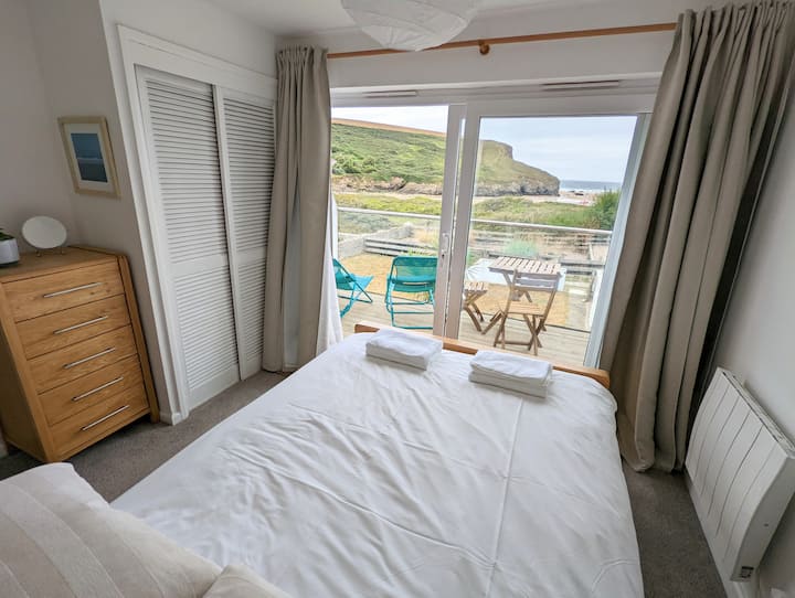 غرفة نوم مزدوجة رئيسية مطلة على البحر وشرفة.