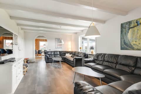 Spacious 6 bedroom holiday home 300m to the beach