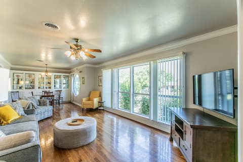 The Belle/pool/hot tub/game room/king beds/pets