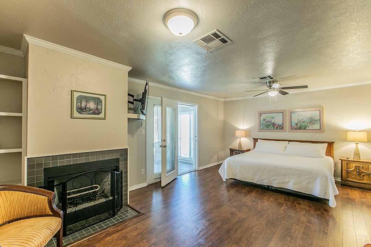 Брачен кревет (King) 1 ~ душек од мемори пена
* Контрола на зона A/C и греење
*Roku Smart TV
* Машина за откажување од бучава
*Канцеларија со врата за приватност - десктоп и печатач за користење од гостите
*Камин
*Бања со двоен мијалник, туш
*Брачен кауч на спуштање 
