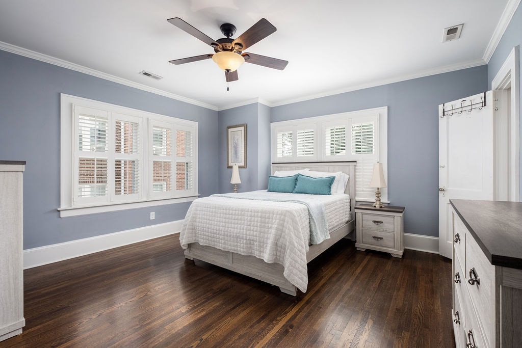 غرفة النوم الرئيسية رقم3.
يحتوي على حمام داخلي صغير.
تحتوي جميع غرف النوم الثلاث على تلفزيون مثبت على الحائط بنفس الحجم وسرير بحجم كوين.