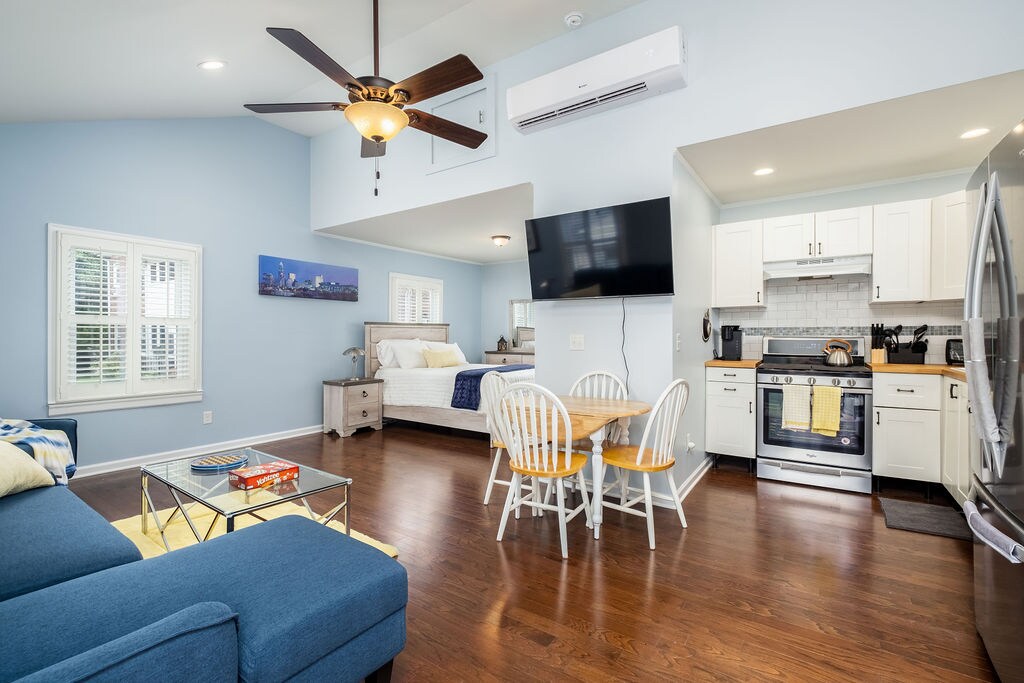 شقة استوديو في الطابق الثاني، فوق المرآب.
لا يوجد غسالة/مجفف.