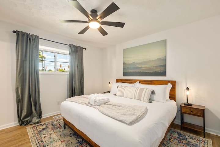 ห้องนอนใหญ่มีเตียงขนาดคิงไซส์และมีห้องน้ำในตัวพร้อมฝักบัวอาบน้ำแบบวอล์คอิน